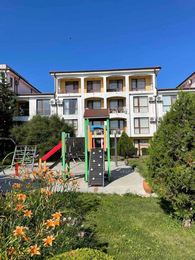 Rutland Sp Apartments Равда Екстер'єр фото